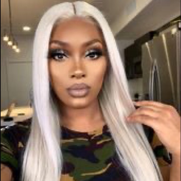 22” SILVER GREYSTRAIGHT LACE FRONT WIG…NEW